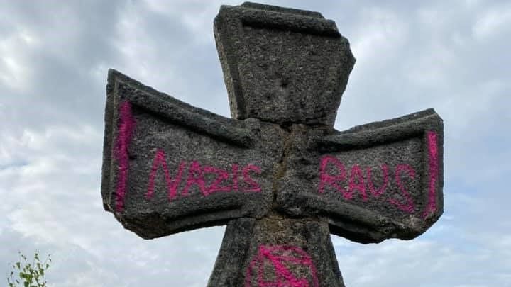 Vandalové opět zhanobili Památník obětem války nad Kořenovem